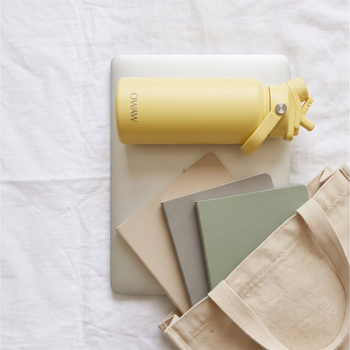 OWAW Nomade 32oz insulated water bottle in Citrus, lid and spout detail