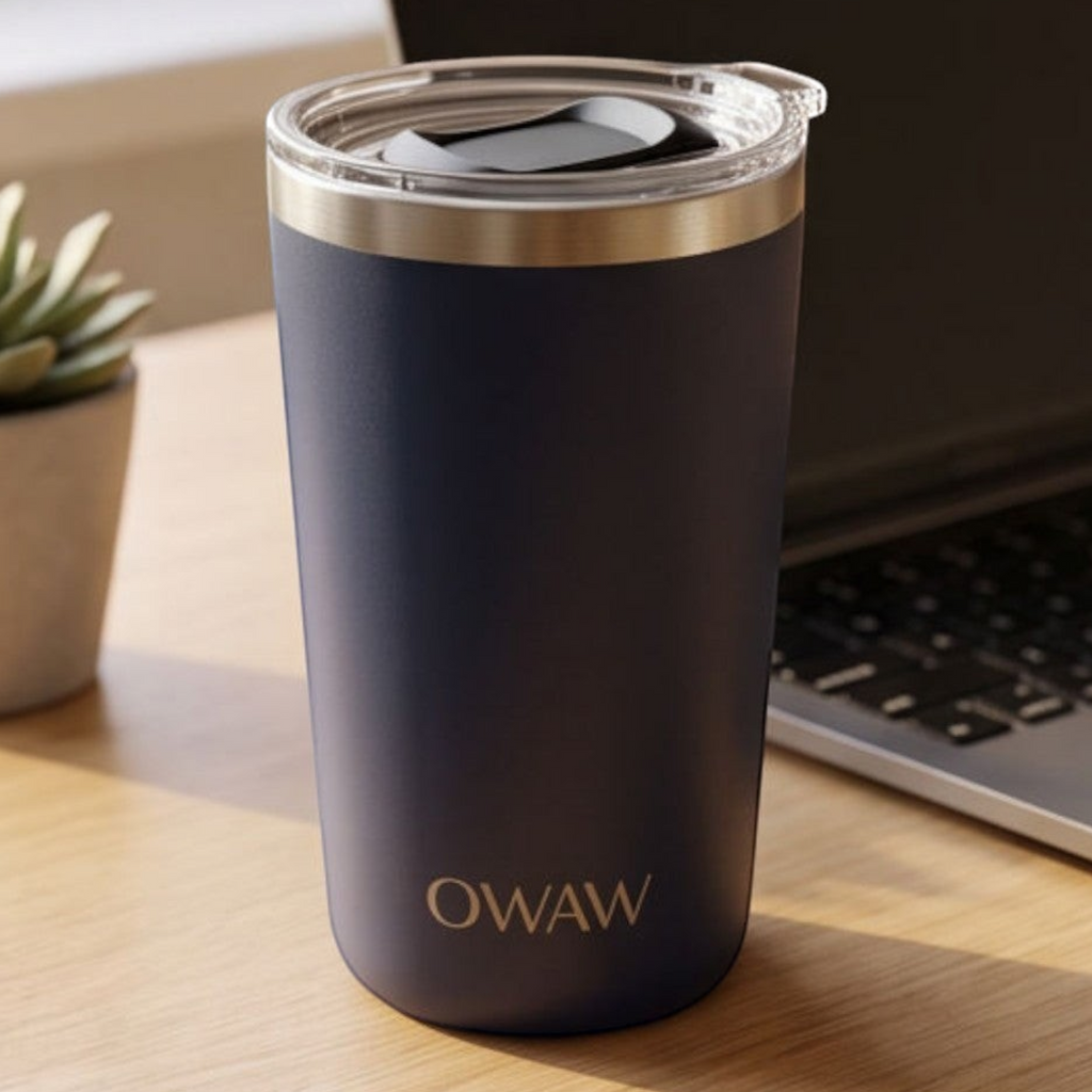 Gobelet isotherme à café OWAW Pause 20 oz (591 ml) Marine avec couvercle coulissant, vue de face