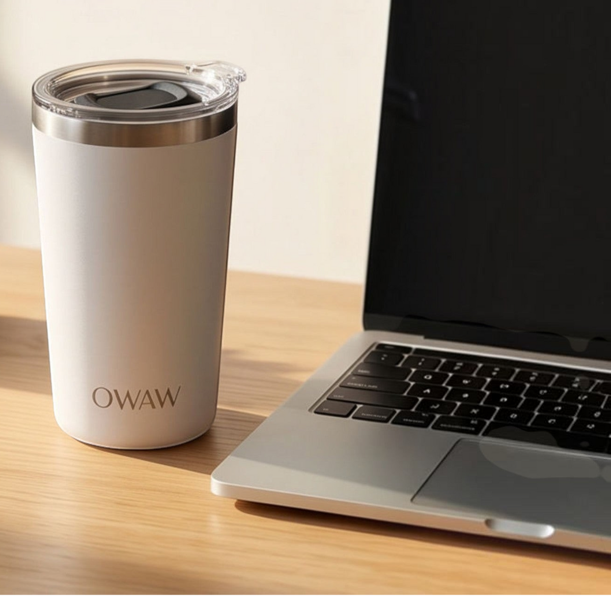 Tasse à café isolée OWAW Pause Blanc sur un bureau à côté d'un ordinateur portable