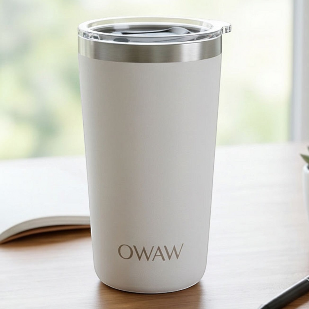 Gobelet isotherme à café OWAW Pause 20 oz (591 ml) Blanc avec couvercle coulissant, vue de face